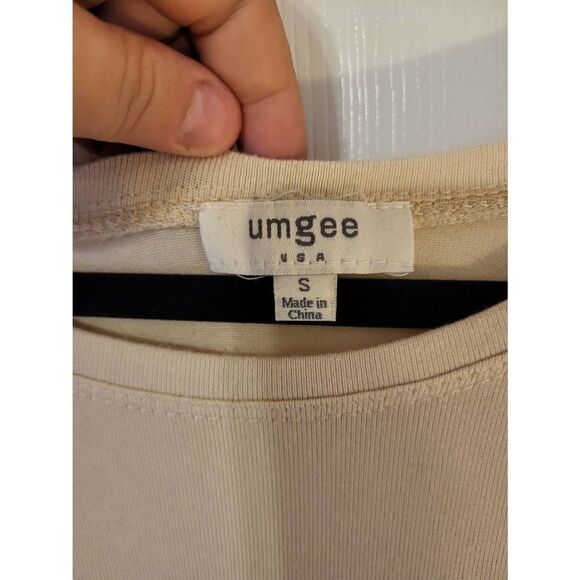Umgee cream colored tunic with crochet sleeves - Picture 7 of 7
